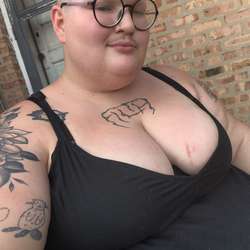 LizzyLaMuerte's Chat & Dating Profile