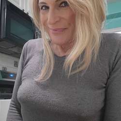 Lucia's Chat & Dating Profile